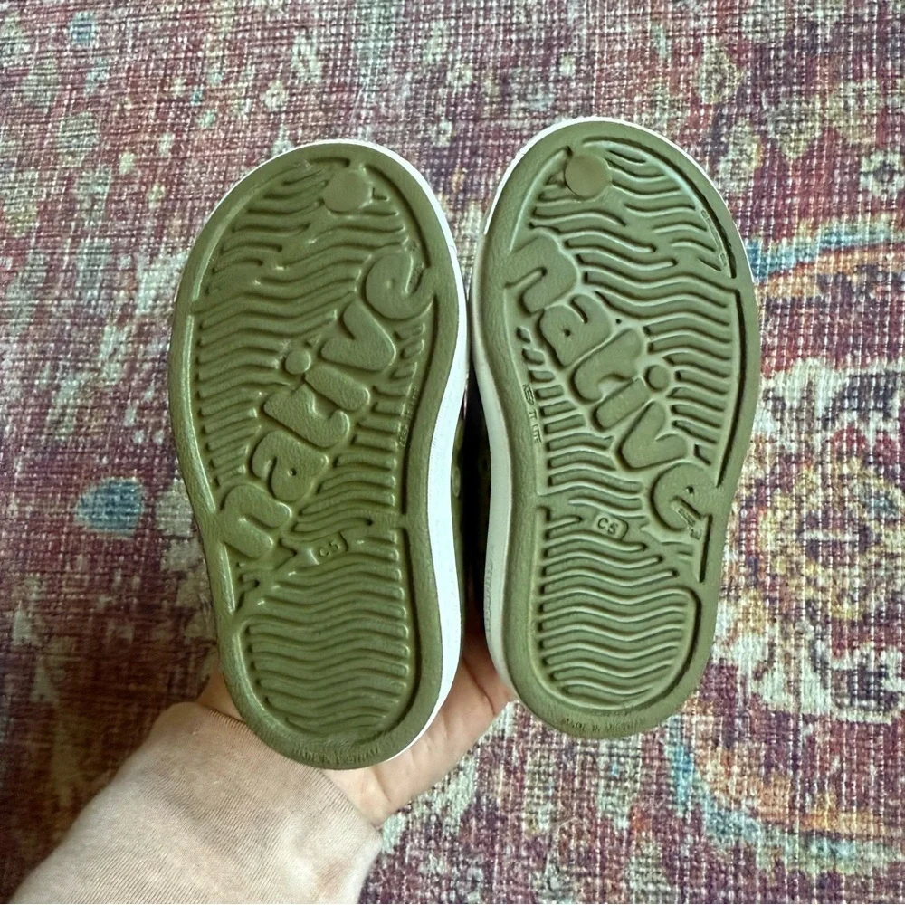 Native C5 Olive Green Kids Shoes with White Soles - Picture 3 of 5
